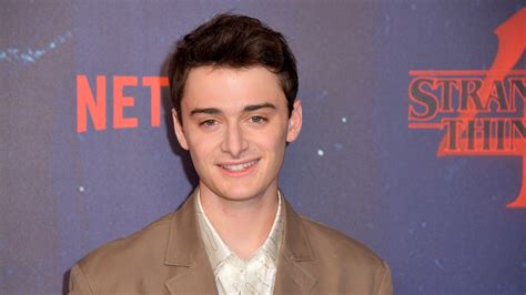 is noah schnapp single|Stranger Things Star Noah Schnapp Confirms Both。